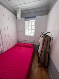 菲盖拉-达福什Casa Flamingo的一间卧室设有两张红色的床和窗户