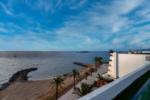 伊维萨镇Apartamentos Llobet Ibiza的阳台享有海滩和大海的景致。