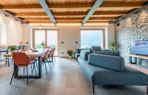 科利科La cà del Bisun的客厅配有桌椅和砖墙
