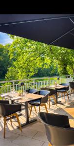 莫尔巴赫2tHEIMAT - Hotel & Restaurant的庭院里一组桌椅