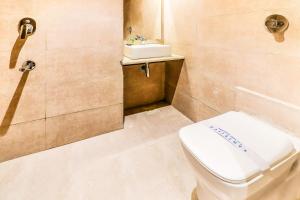孟买FabExpress Ascot International Andheri East的一间带卫生间和水槽的浴室