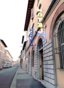 佛罗伦萨阿泽利奥佛罗伦萨酒店的街道边有标志的建筑物