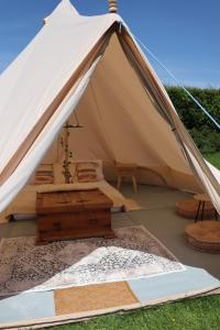 梅瓦吉西Rescorla Retreats- Poldark的帆布帐篷内配有木桌
