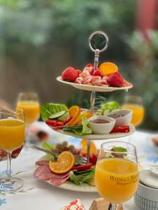巴特施瓦尔陶gemütliche Wohnung的一张桌子,上面放着两盘食物和橙汁