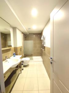 伊斯坦布尔Galata World Hotel的带浴缸、盥洗盆和卫生间的浴室