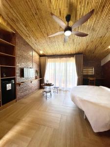 会安Hoi An Golden Bamboo An Bang Beach Villa & Spa的一间卧室配有一张床和吊扇