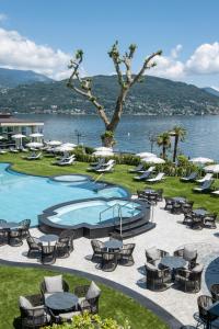 巴韦诺迪诺大酒店的水边带桌椅的游泳池