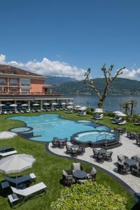 巴韦诺迪诺大酒店的一个带桌椅的游泳池的度假酒店