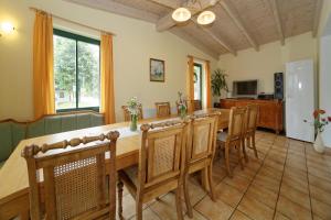 OttendorfFerienhaus "Zur Ottendorfer Hütte"的用餐室配有大型木桌和椅子