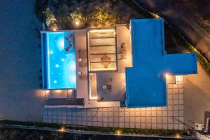 阿斯格罗Gatsby Rhodes-Brand New Seaview Villa的一边有蓝色十字架的房子