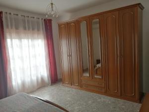 利扎诺casa vacanza Simona的一间卧室配有带镜子的大型木制橱柜