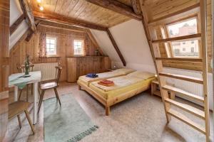 OttendorfFerienhaus "Zur Ottendorfer Hütte"的一间卧室配有一张双层床、一张桌子和一张桌子。