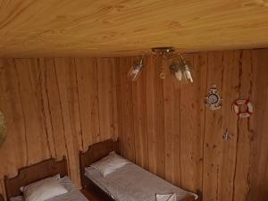 萨拉茨格里瓦Brīvdienu māja ar kopējo virtuvi的小木屋内的一个床位