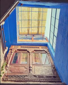 焦特布尔朱娜玛哈精品家庭住宿酒店的蓝色的建筑,设有门窗