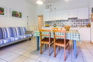 加尔达湖滨Casa Irina的厨房配有桌椅和沙发。
