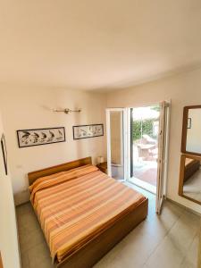 卡沃Appartamento Bellavista的一间卧室设有一张床和一个滑动玻璃门