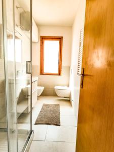 卡沃Appartamento Bellavista的一间带卫生间和玻璃门的浴室