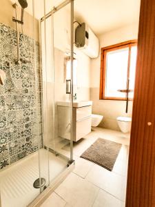 卡沃Appartamento Bellavista的一间带玻璃淋浴和水槽的浴室