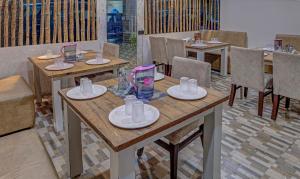 蒂鲁帕蒂Treebo Trend Seven Inn的用餐室配有木桌和椅子