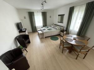 玛丽亚温泉Villa Anzio的客厅配有床和桌椅