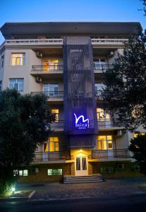 巴库Miraj hotel的前面有紫色标志的建筑