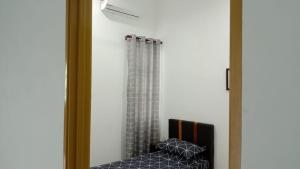 Kota Samarahan42 Avenue Homestay Samarahan的椅子和浴帘的反射镜