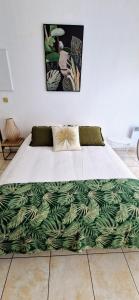 瓦讷A mi-chemin的一张铺着绿色毯子的床铺