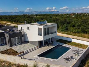 PoličnikVilla Fortunata的享有带游泳池的房屋的空中景致