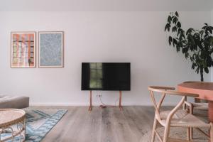 格门德蒂格斯Apartment Søglas的客厅设有壁挂式平面电视。