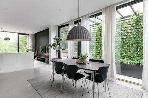斯德哥尔摩Swedish Elegance & Luxury Home的一间带桌子和黑色椅子的用餐室