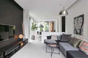 斯德哥尔摩Swedish Elegance & Luxury Home的带沙发和平面电视的客厅