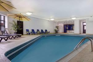 尼亚加拉瀑布尼亚加拉瀑布附近戴斯酒店的游泳池位于酒店客房内,配有桌椅
