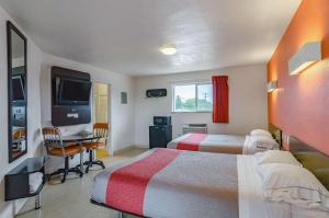 里弗顿里弗敦6号汽车旅馆的酒店客房设有两张床和一台平面电视。