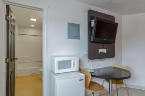 里弗顿里弗敦6号汽车旅馆的小房间设有一张桌子和一台墙上的电视