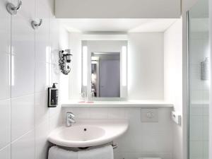 纽伦堡纽伦堡中心帕拉瑞宜必思酒店的白色的浴室设有水槽和镜子