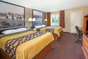 金斯顿金斯顿速8汽车旅馆的酒店客房设有两张床和电视。