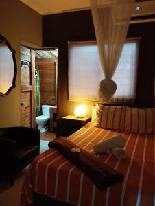 BaorucoECOVILLA CORAL GARDEN的一间卧室配有一张带窗户的床和一间浴室