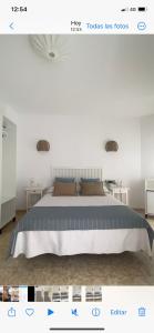 内尔哈安达卢西亚旅馆的一间卧室配有一张床和两张桌子
