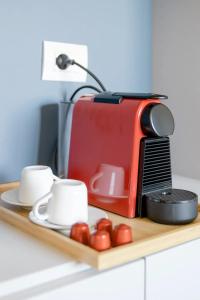 普拉托Appartamento Leonardo的一个带烤面包机和苹果盘的切板