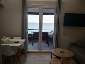 格利法达Corfu Glyfada Menigos Resort Home 72的海景客厅