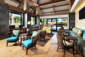 科洛阿Sheraton Kauai Resort Villas的大堂,设有桌椅