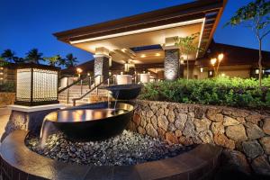 科洛阿Sheraton Kauai Resort Villas的浴缸位于房子前