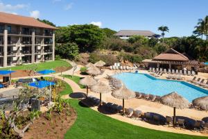 科洛阿Sheraton Kauai Resort Villas的一个带游泳池、椅子和遮阳伞的度假村