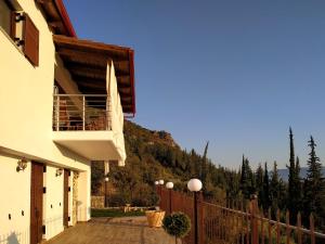 LílaiaLilaia's View的带阳台的建筑和山 ⁇ 