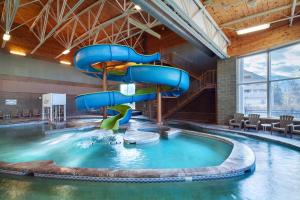 埃文Sheraton Lakeside Terrace Villas at Mountain Vista, Avon, Vail Valley的游泳池的水滑梯