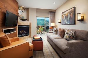 埃文Sheraton Mountain Vista Villas, Avon / Vail Valley的带沙发和壁炉的客厅