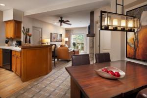 埃文Sheraton Mountain Vista Villas, Avon / Vail Valley的厨房、带桌子的客厅和用餐室