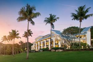 圣约翰The Westin St. John Resort Villas的前面有棕榈树的酒店