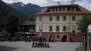 大基希海姆多拉赫多夫维特豪斯酒店的停在大楼前的一组摩托车