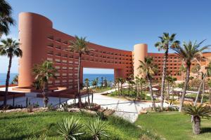 圣何塞德尔卡沃The Westin Los Cabos Resort Villas的棕榈树度假村前方